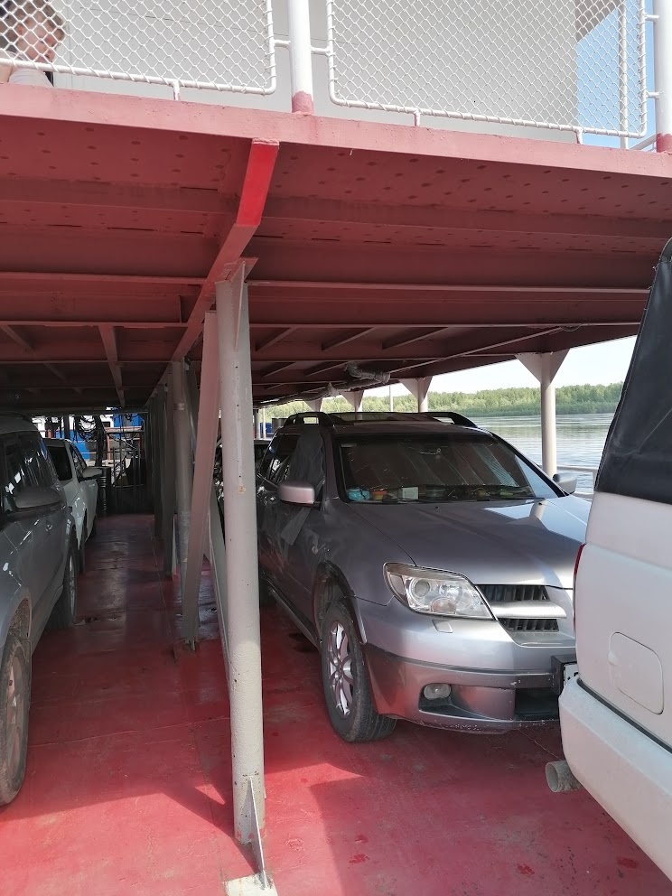 В прошлом году запустили баржу поновее. Счастливчики укрылись от обжигающего солнца под вторым этажом, но так повезло далеко не всем