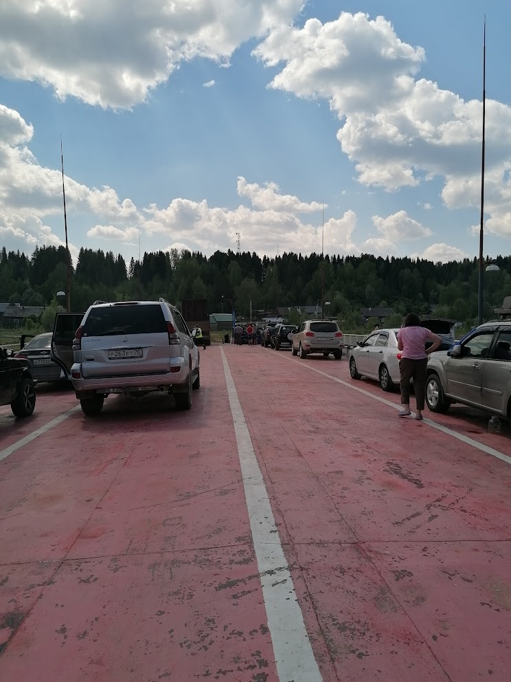 Баржа отправляется. Не поверите, но часто бывает, что места на барже хватает не всем, а машины ставят так плотно, что двери можно открыть только немного.