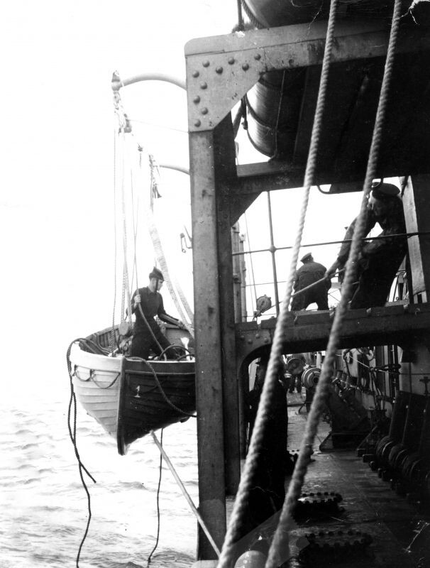 Матросы спускают шлюпку на борту канадского корвета «Алгома» (HMCS Algoma).