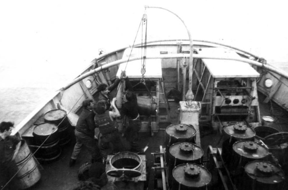 Матросы канадского корвета «Куиснэл» (HMCS Quesnel) поднимают глубинную бомбу Mk. VII.