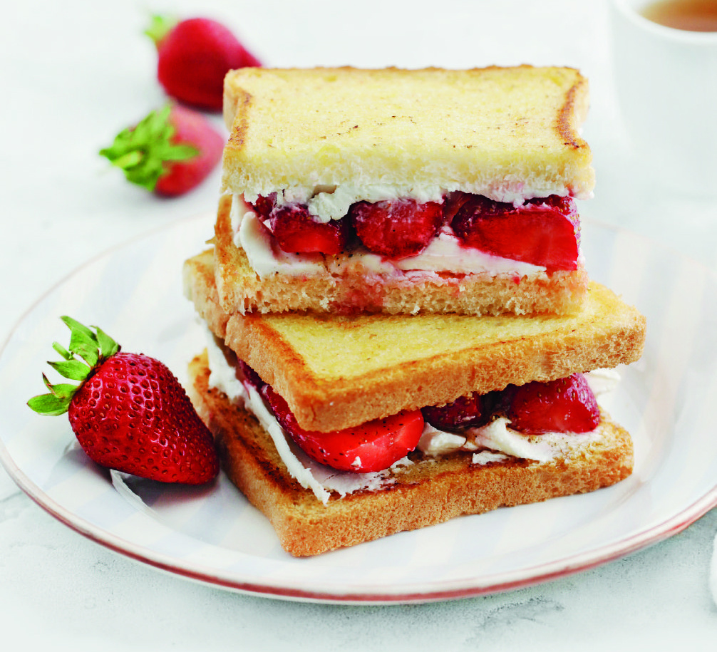 Тосты с клубникой и сливочным сыром