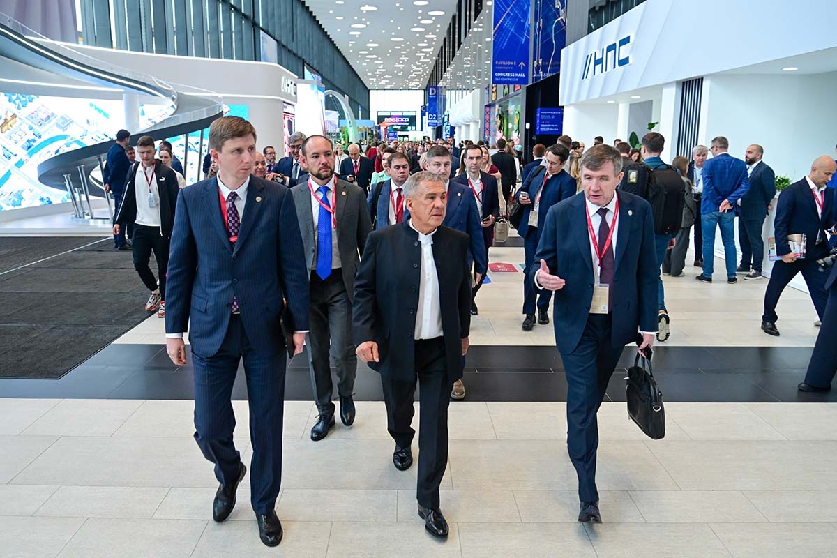    Рустам Минниханов, как и вчера, был бодр, он сразу отправился в «переговорку», чтобы подготовиться к насыщенному дню.   
Фото: rais.tatarstan.ru