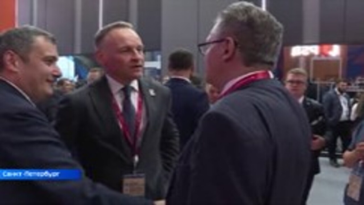    На площадке ПМЭФ заместитель генерального директора ВГТРК Рифат Сабитов встретился с Александром Хинштейном