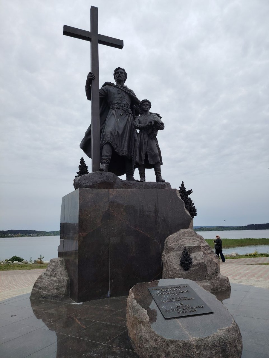 Памятник на берегу Ладоги