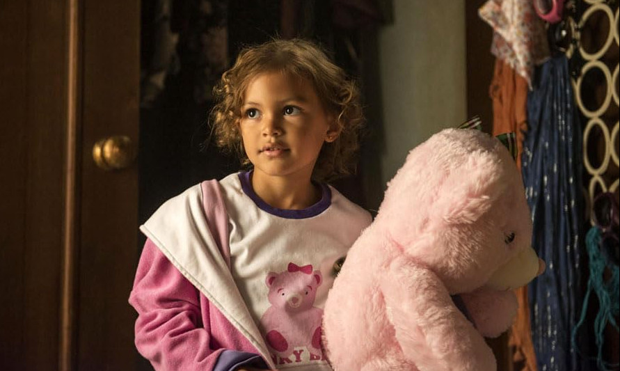 Кадр из фильма «Эверли» (2014)