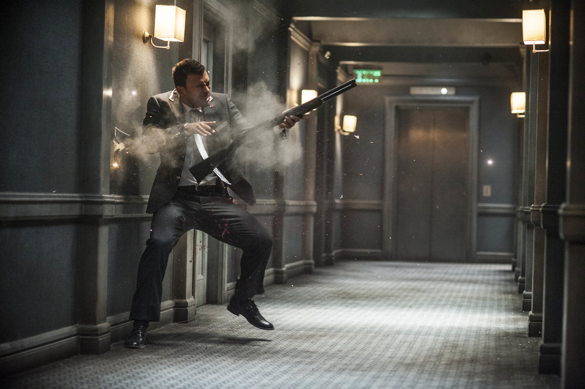 Кадр из фильма «Эверли» (2014)