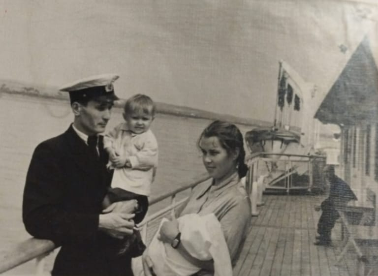 На руках у папы моя сестра Светлана, 1год 4месяца. У мамы - я, 1месяц. Август 1954 года. Теплоход "Матросов" во время перегона из ГДР на последнем отрезке пути от Подтёсово до Красноярска.