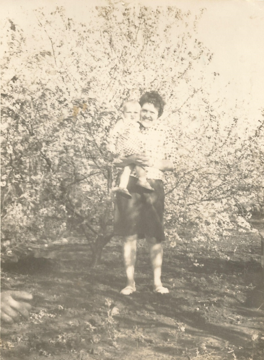 Моя родная мамулечка - Валентина - в дедушкином саду со своей старшей доченькой Идой, 1966 год, архив автора.