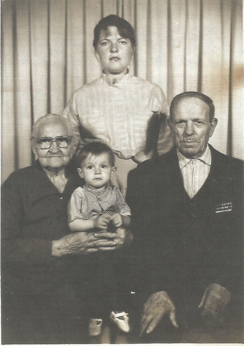Три поколения Прониных-Христофоровых: Валентин, Ида, Иван и Мария, 1991 год. Архив автора.