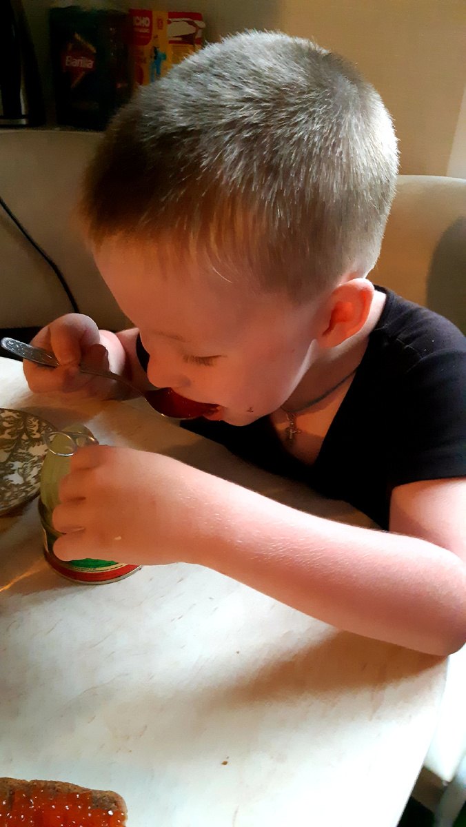 Владик дегустирует икру