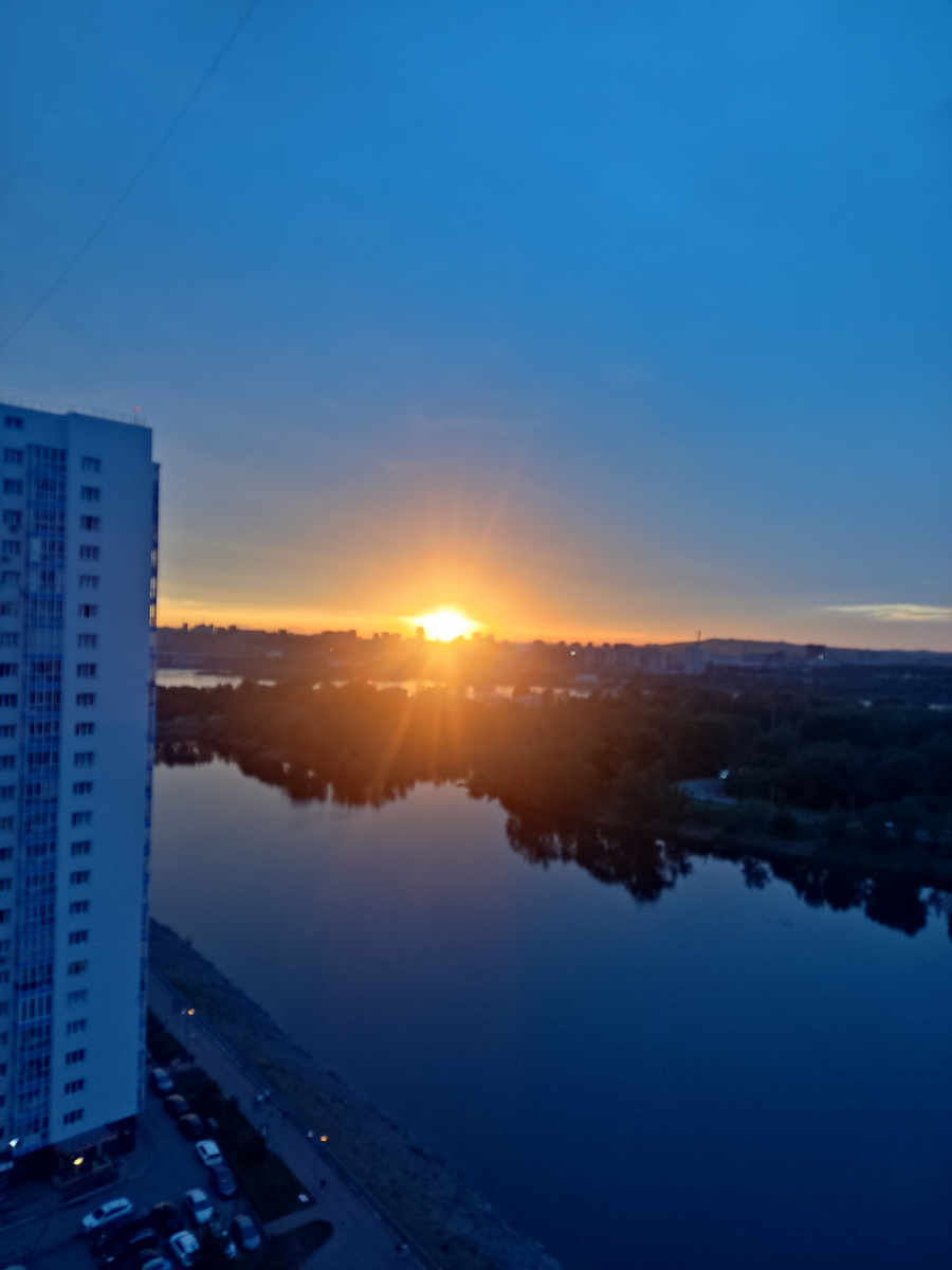 Вот вам красивый закат с видом на Енисей и левый берег Красноярска