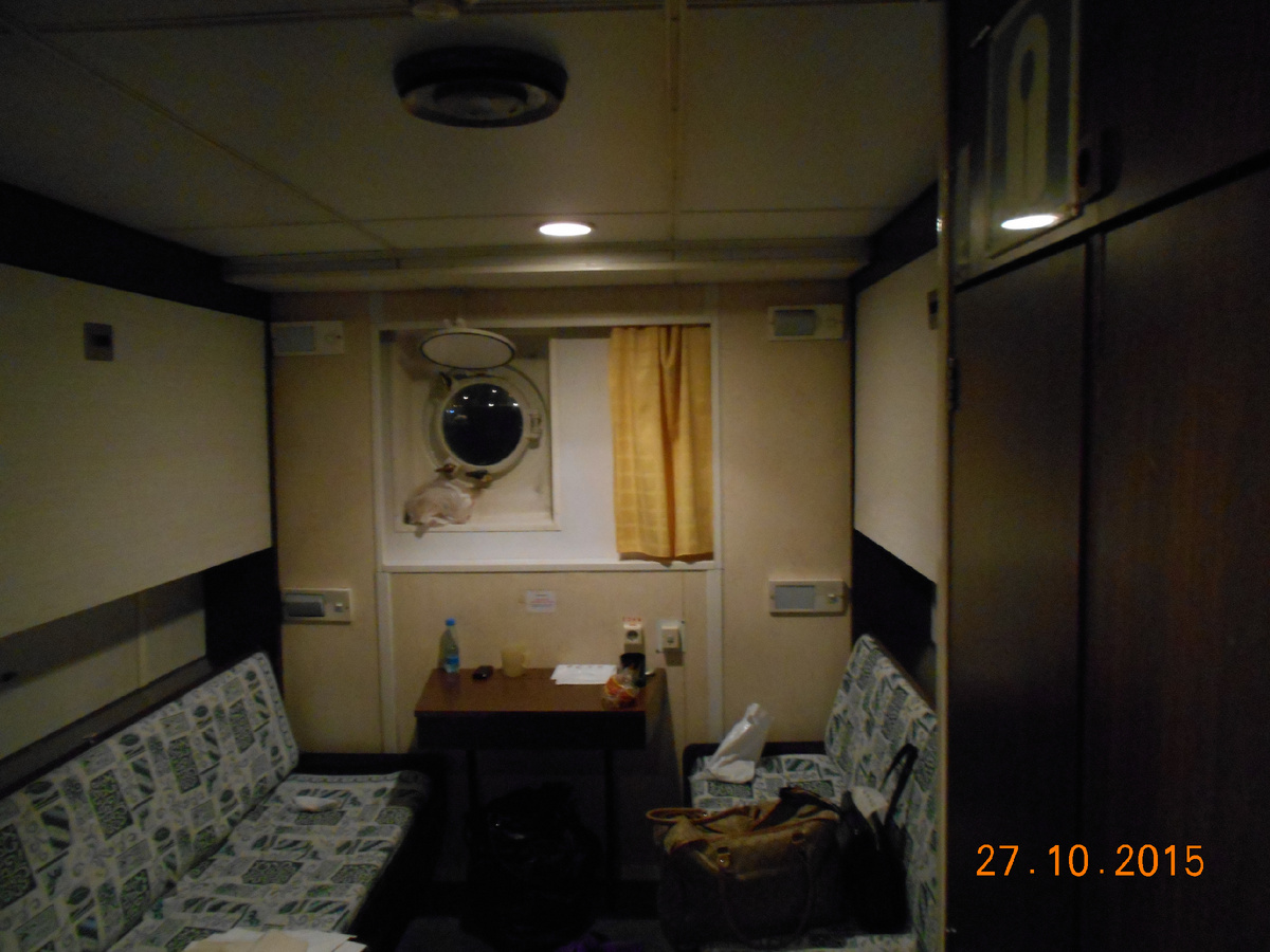 Дальше теплоход. Каюта