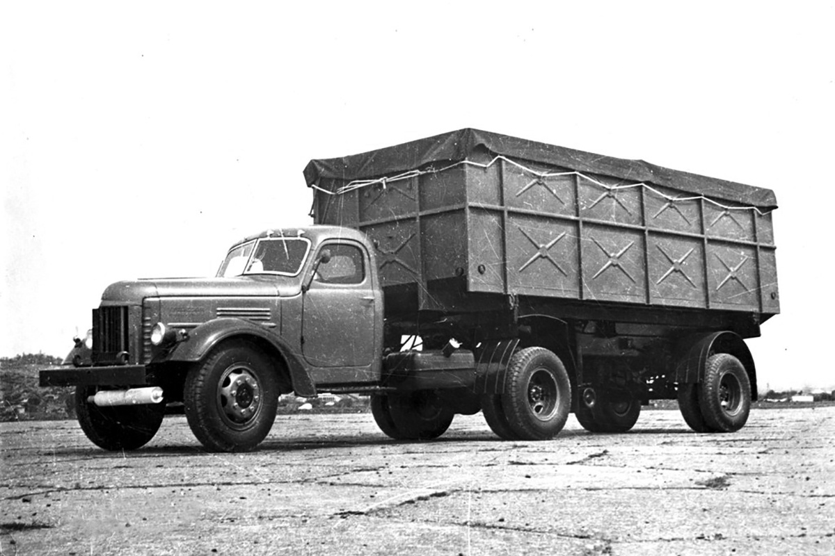 Полуприцеп-хлопковоз КАЗ-716 с выстовочным седельным тягачом КАЗ-120Т с решеткой радиатора от ЗИС-151