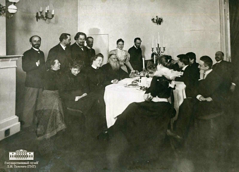 Вот на этом фото С.А. Толстая в этом платье, или костюме, - со светлой, - в тон жакета, или верхней части платья, - юбкой. Она гораздо стройнее выглядит. А на фото вверху она толстовата засчёт верхней дорожной юбки, которую она не сняла.