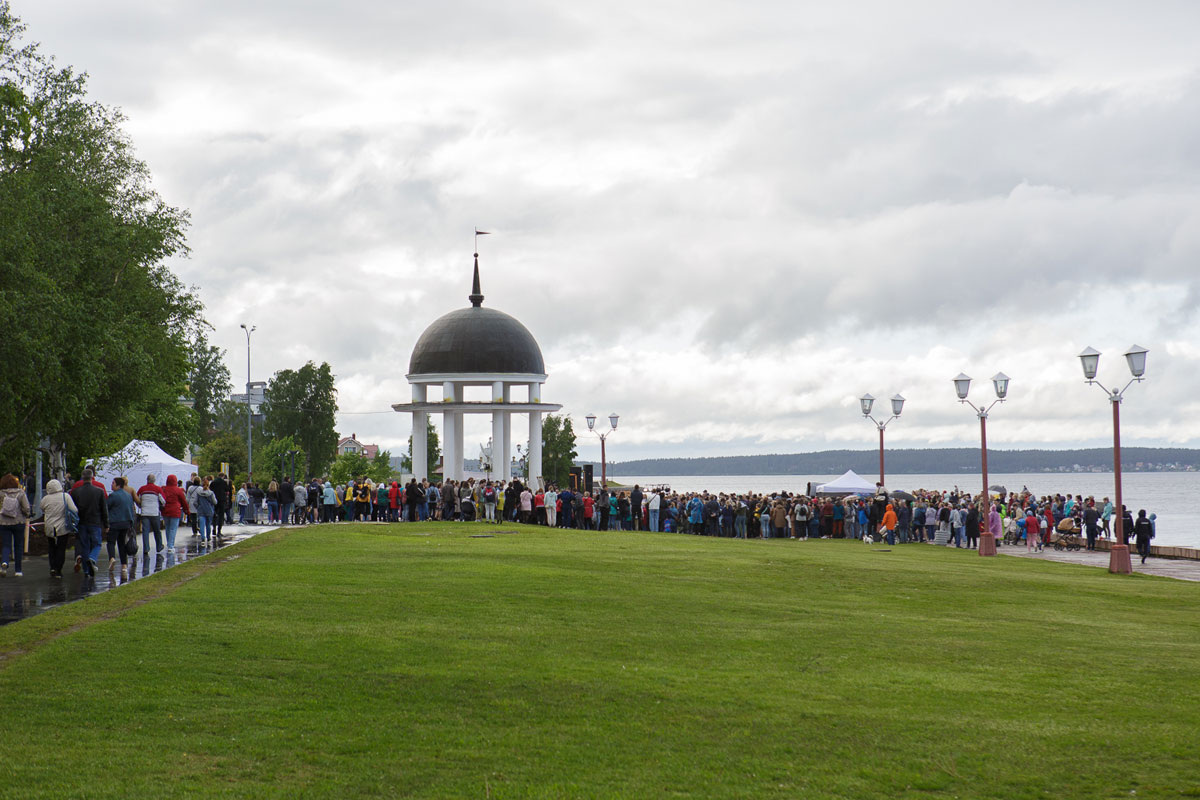    Публика пришла слушать оперу в дождь. Фото: ИА "Республика" / Михаил Никитин