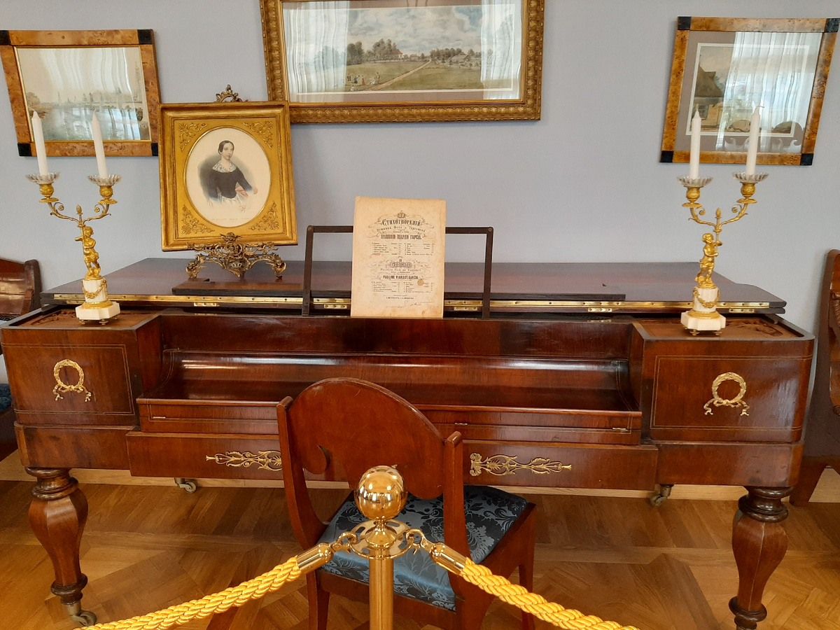 Зал и старинное фортепиано