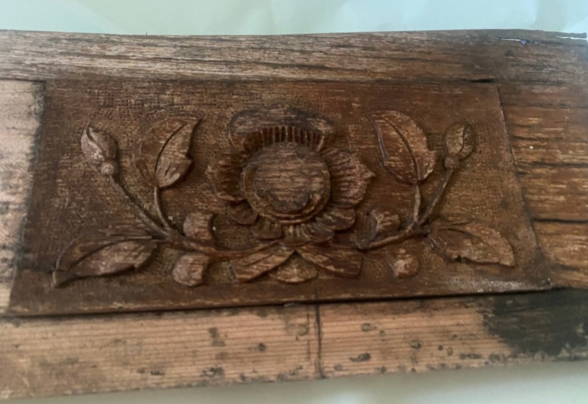 Вот эта доскка  с резными цветочками.и привлекла мое внимание
