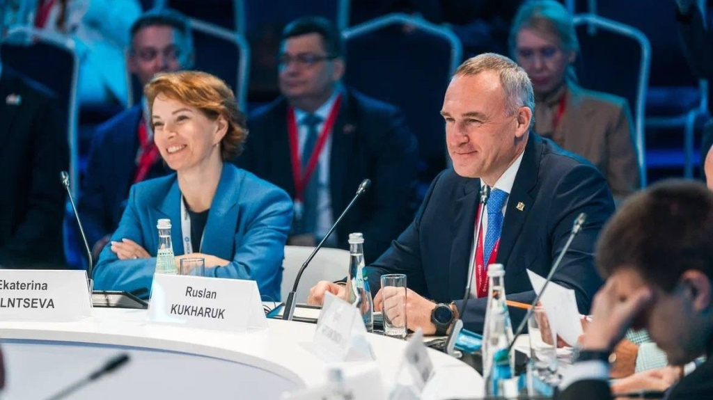    Губернатор Югры Руслан Кухарук обсудил на ПМЭФ импортозамещение, инвестиции и технологический суверенитет