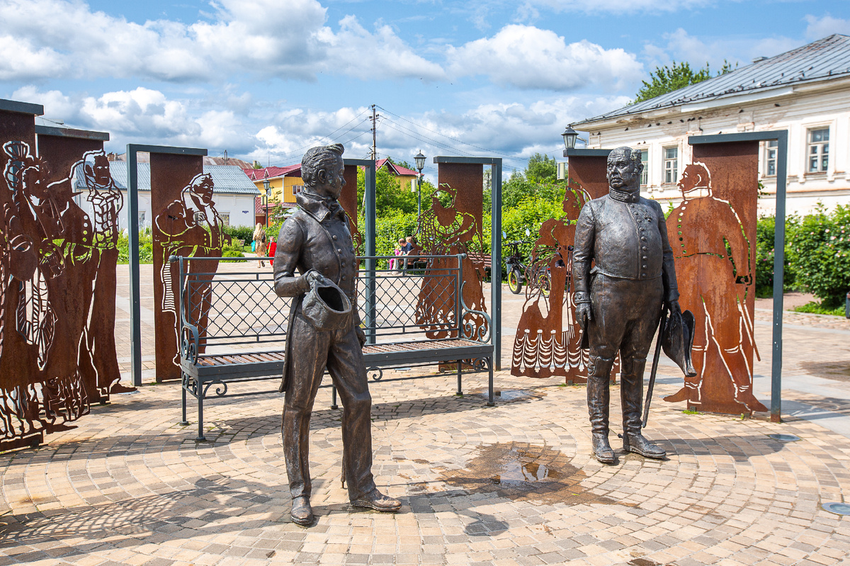 Хлестаков, городничий и другие герои "Ревизора" на Торговой площади. Устюжна, Вологодская область. Фото автора статьи 