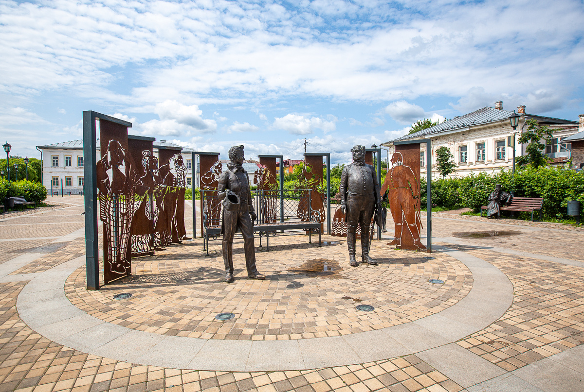 Хлестаков, городничий и другие герои "Ревизора" на Торговой площади. Устюжна, Вологодская область. Фото автора статьи 