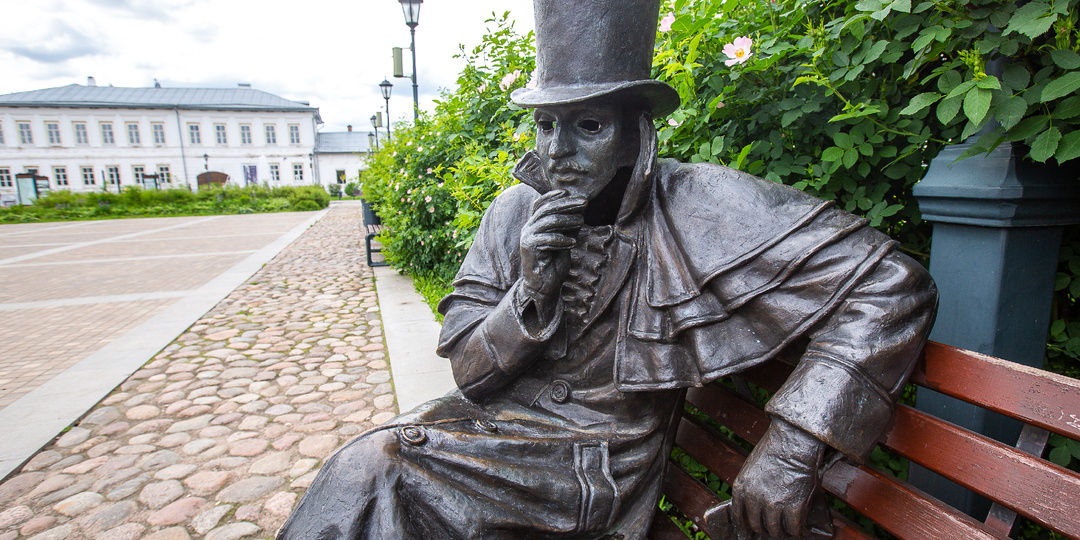 Призрак Гоголя, необычный Ленин, кот Михалыч, герои "Ревизора" и козы. Памятники Устюжны, - городка на Вологодчине, - что точно запомнятся