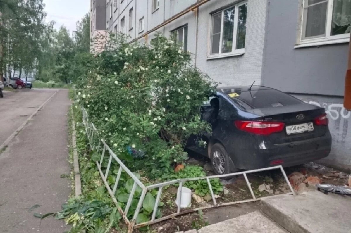    В Вологде сажавшую цветы у дома женщину насмерть сбила машина