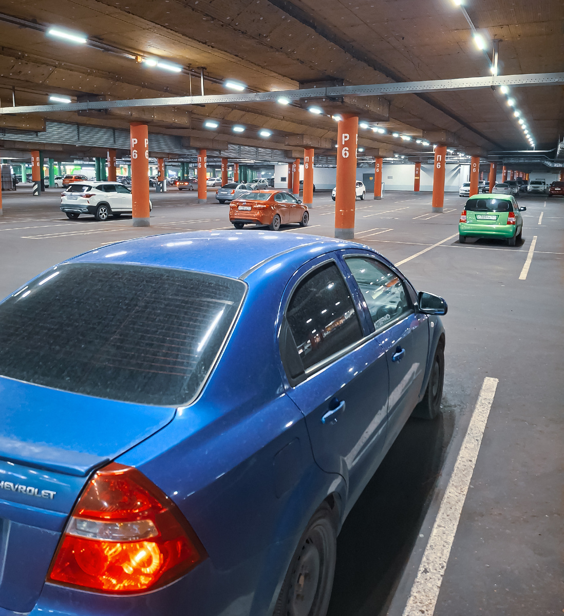 Приехали. Машину отдали на мойку, а сами в ТЦ поглазеть, что там есть интересного