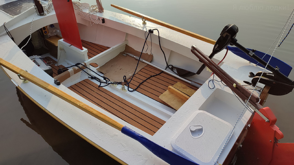 Самых крупных мотылей "в конденсате" я уже скормил рыбам...  А вы заметили, что на нескользящем покрытии конденсат не выпадает?