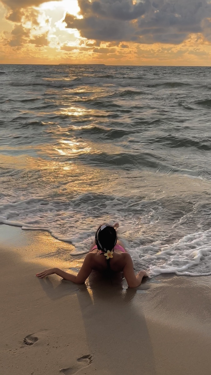 Золотое правило лета на Балтике гласит: в шторм вода теплее воздуха. Лично мне надежней согреваться прям в воде. Главное, чтобы флаг был желтый