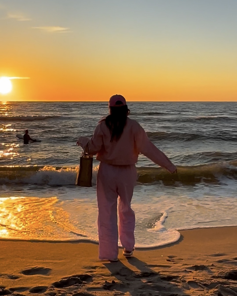 Я: Лучший способ справиться с мыслями — отдать их на растерзание Балтийскому шторму. Мужик на серфе в Балтийском море: