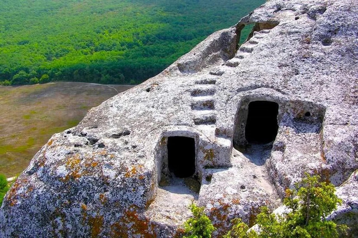 Расположен в Бахчисарайском районе, в 14 км на юг от города Бахчисарай и в 5 км на северо-запад от руин средневекового города Мангуп-Кале.