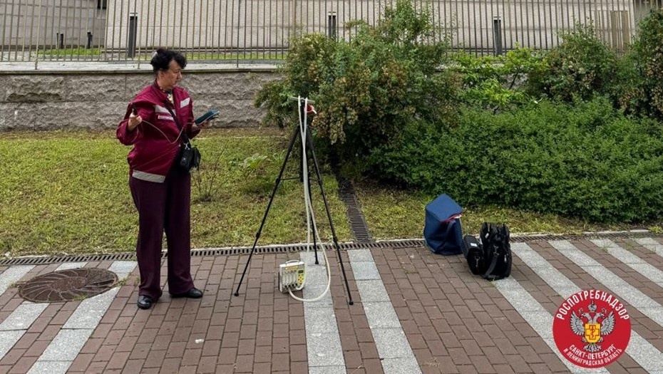    Отбор проб воздуха после пожара на заводе "Арсенал" в Петербурге, 19.06.2025 Автор фото: t.me/rospotrebnadzor_spb