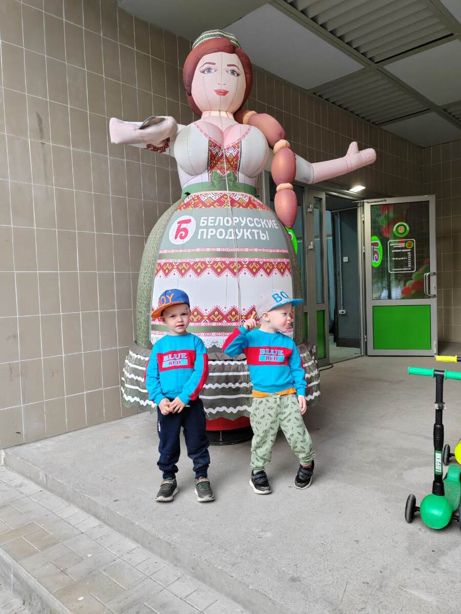 Внимание на кофту Пети