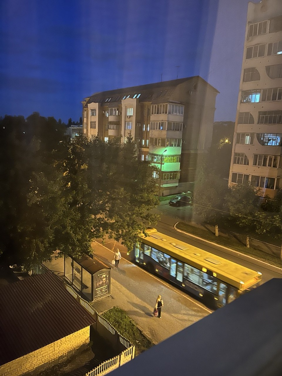 Это я жду у окна дочку. Она вышла из автобуса, идёт домой. Жду так каждый вечер, переживаю. 