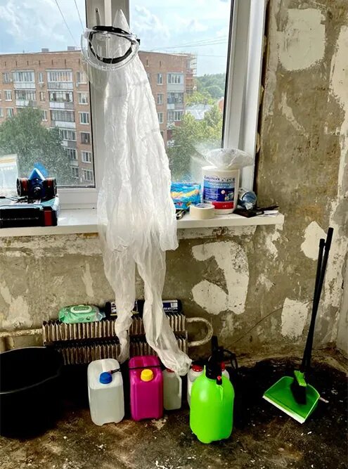 Чтобы безопасно для себя обрабатывать квартиру сильной химией, Алсу пользовалась специальной формой для защиты тела, респиратором и маской