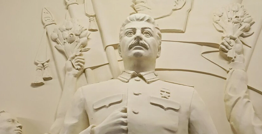 Памятник Сталину в московском метро. Что это значит?