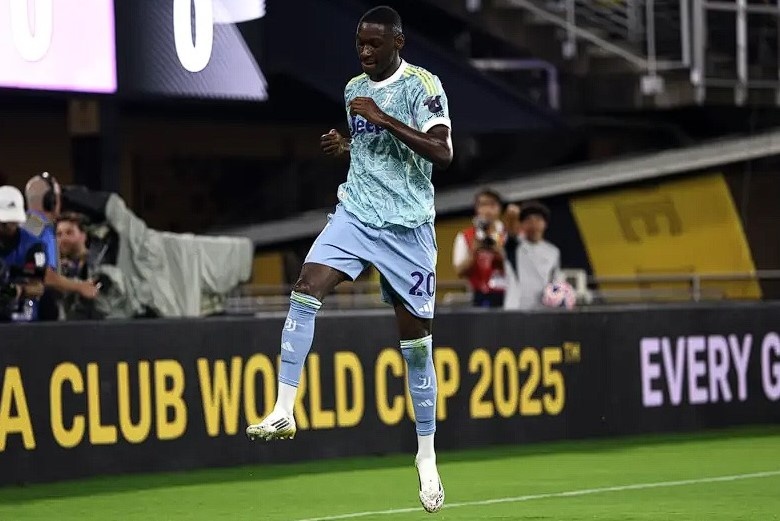 На фото fifa.com лучший игрок матча Рандаль Коло Муани