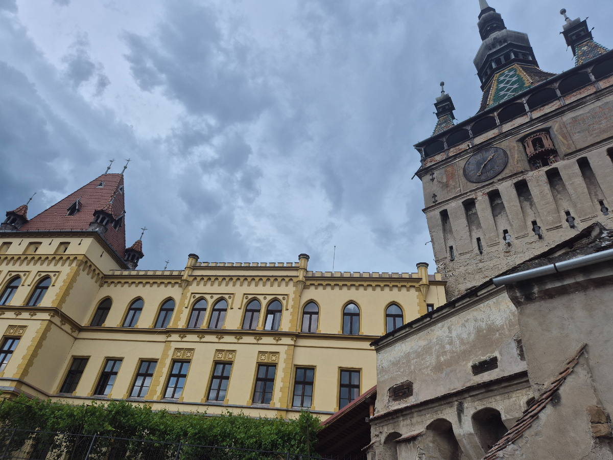 Рельеф там разнообразный и некоторые красивые здания никак в кадр не поймаешь.