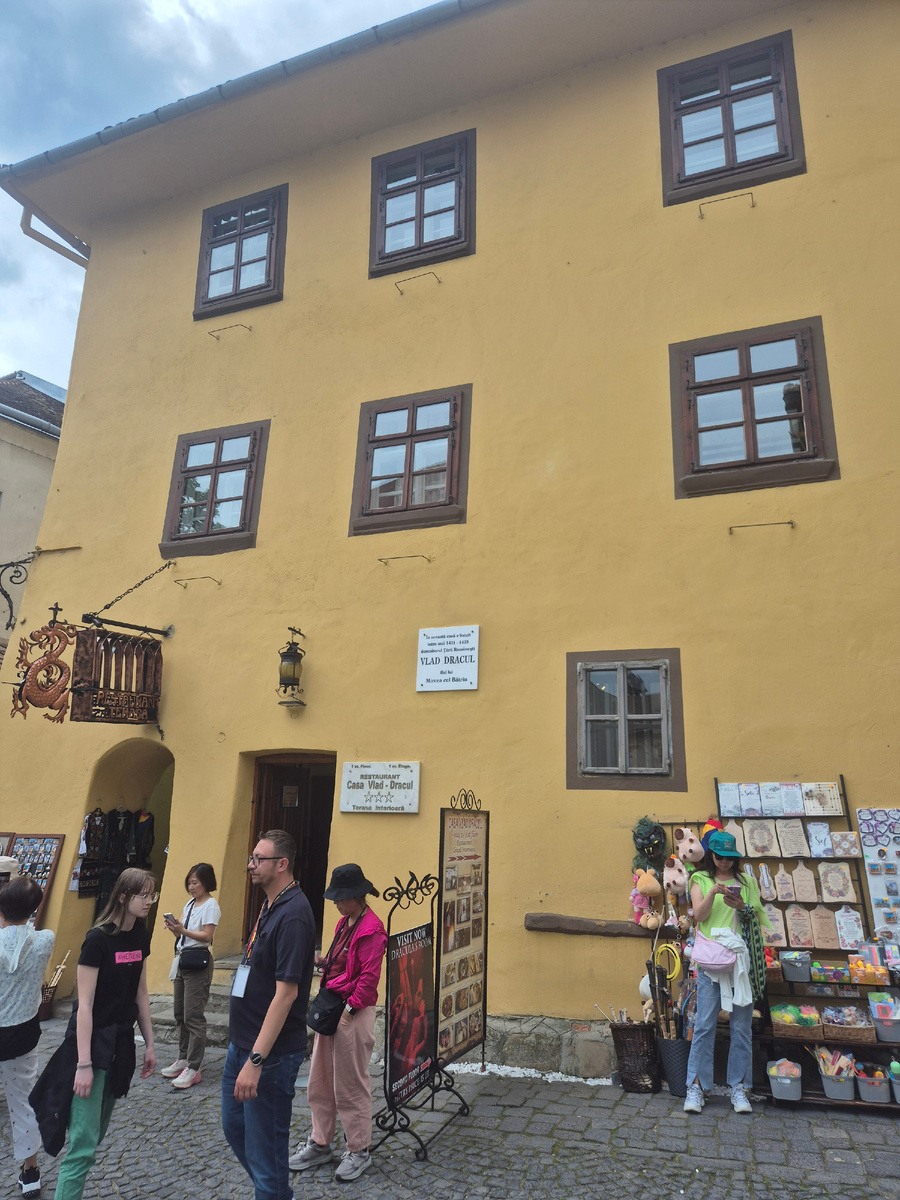 На табличке упоминается в очередной раз товарищ Дракула, то ли родился он тут, то ли жил.