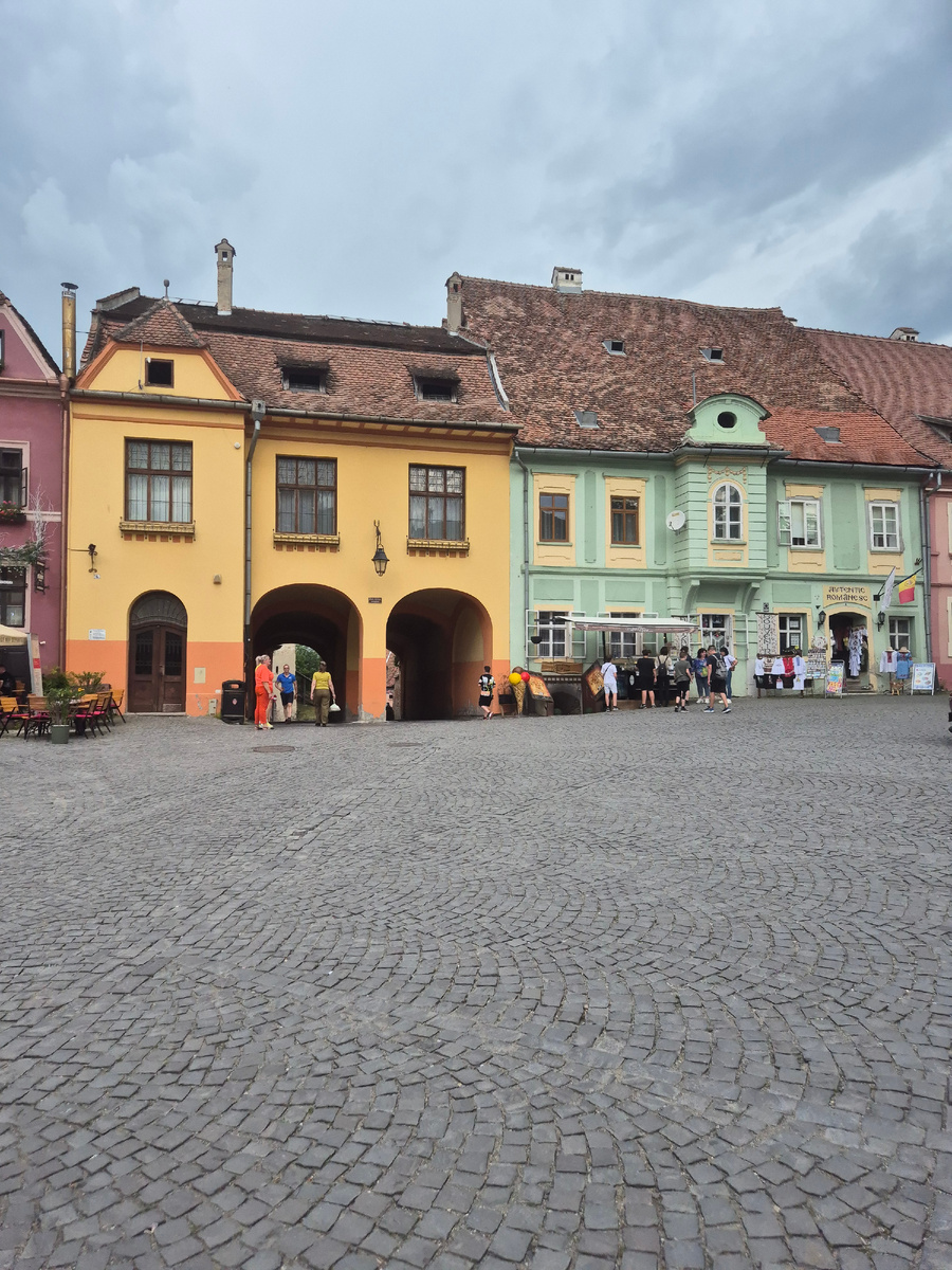 Площадь в старом городе. Вот аккурат тут у нас телефоны и взбесились.