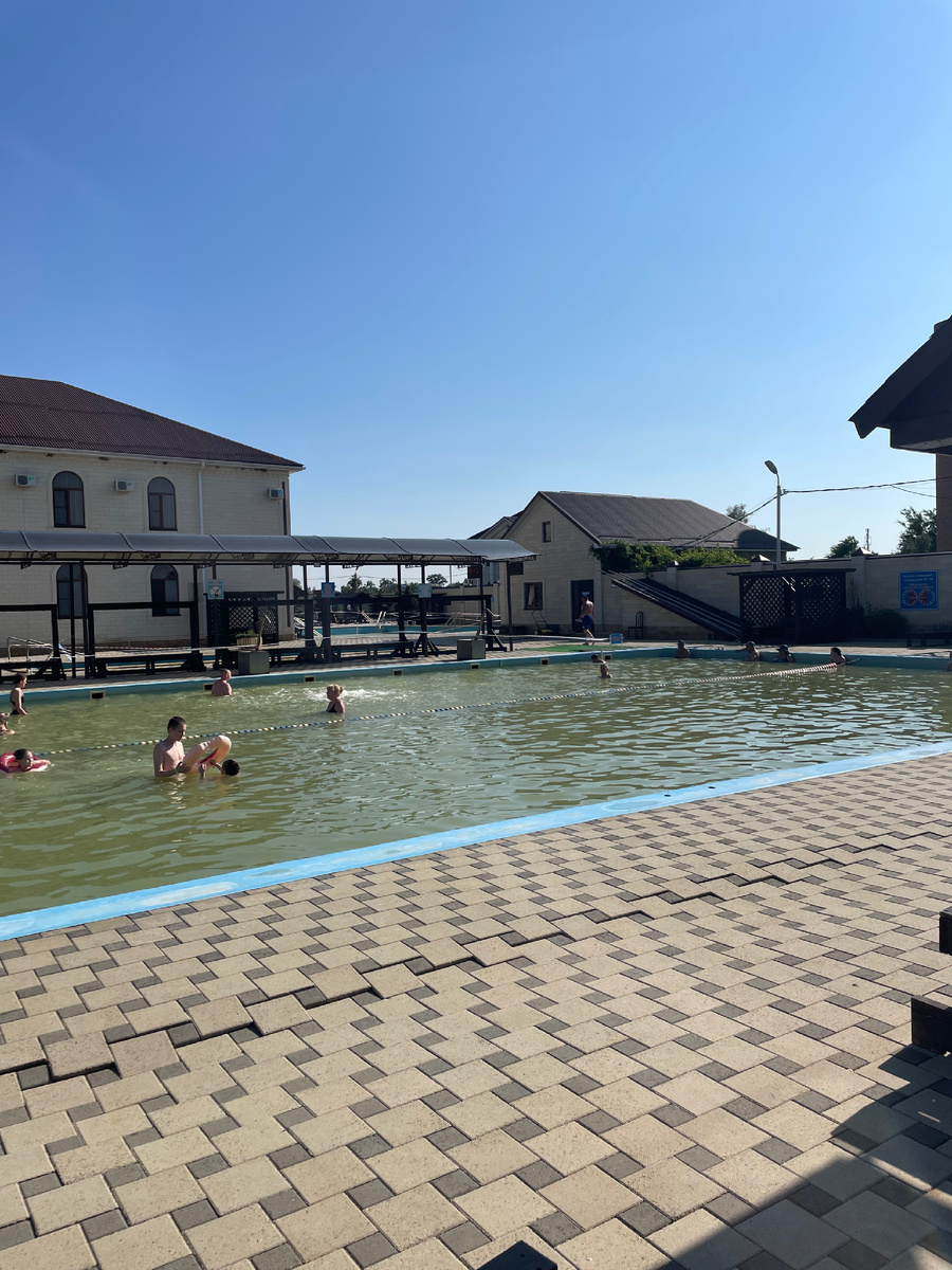 Вид на бассейн с водой средней температуры 34-38градусов