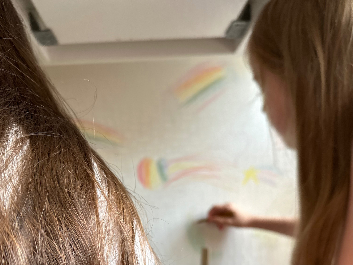 Ничего необычного, просто разрисовали обои под столом