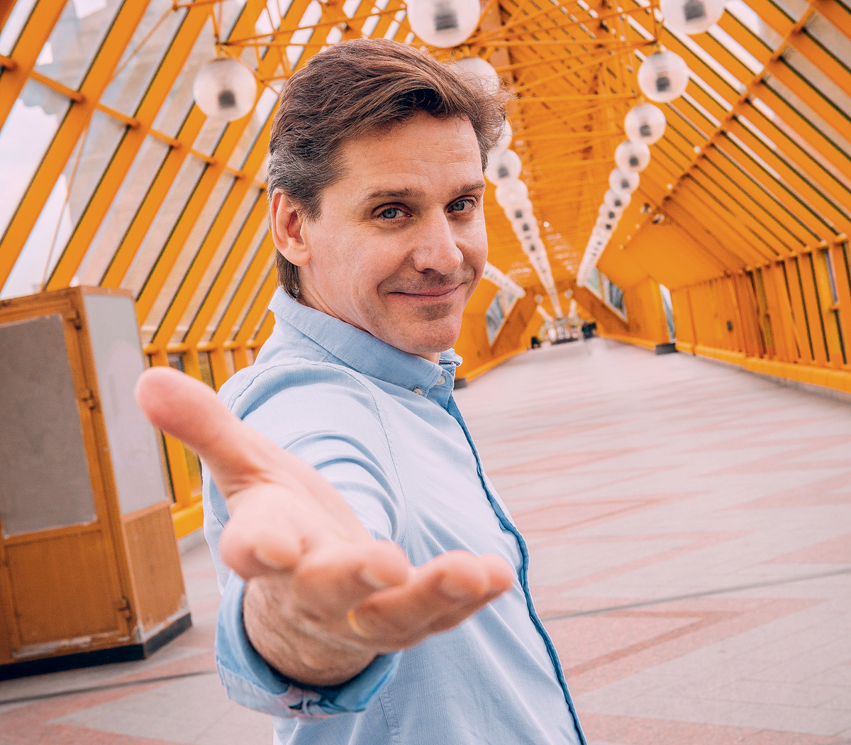 он умеет вести за собой людей