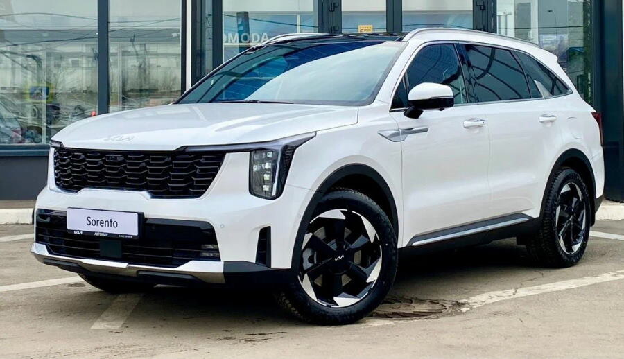 Новый Kia Sorento на стоянке московского дилера, ввезённый по параллельному импорту