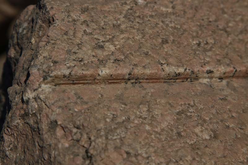 След двойного прохода в надрезе на гранитном блоке