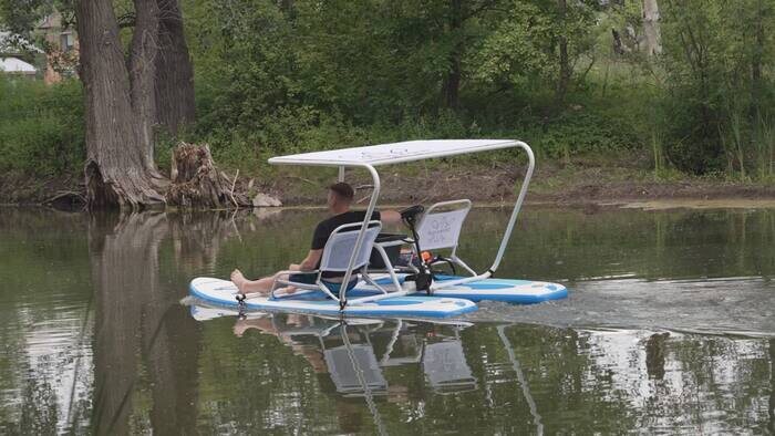 Возможно есть смысл сделать логотипы на спинке тоже чтобы с берега было видно