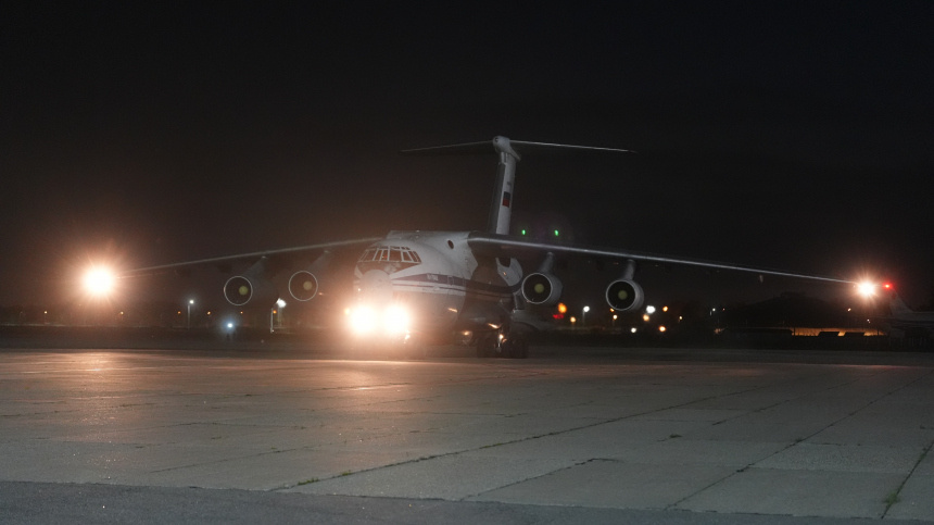 Самолет с вернувшимися из плена ВСУ военными приземлился в Подмосковье