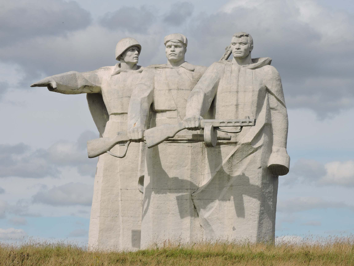 Памятник в честь Панфиловцев. (Фото взято из интернета.)