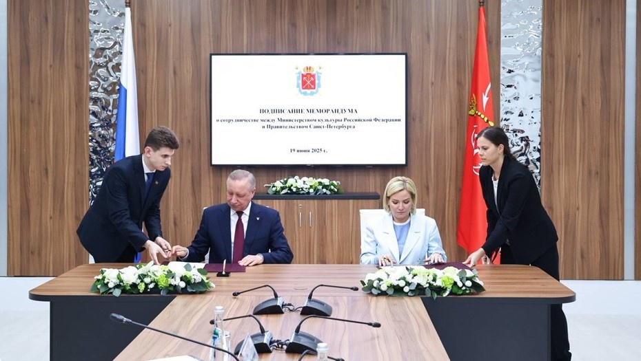    Губернатор Петербурга Александр Беглов и министр культуры РФ Ольга Любимова (за столом, слева направо) подписывают меморандум о сотрудничестве на ПМЭФ-2025. Автор фото: t.me/Piotrovsky