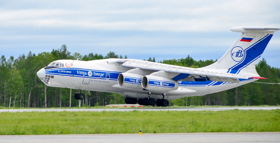 Самолет ИЛ-76 совершает посадку в аэропорту космодрома Восточный. Фото: Роскосмос